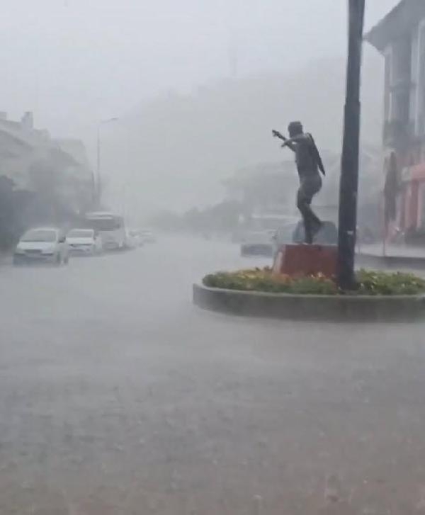Marmaris'te dereler taştı, ağaçlar devrildi