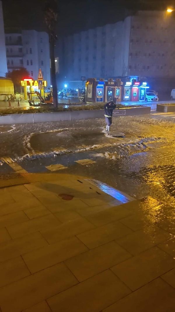 Marmaris'te Kapalı Çarşı'yı su bastı