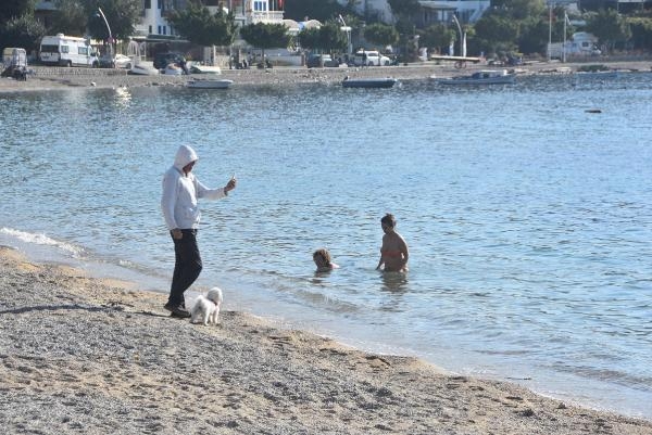 Mevsimler allak bullak! Kışın turistler denize girdi