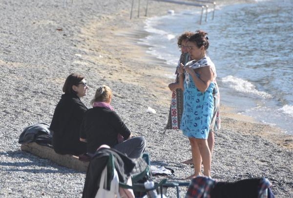 Mevsimler allak bullak! Kışın turistler denize girdi