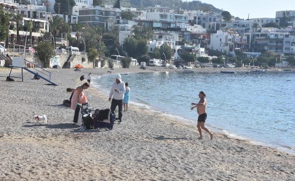 Mevsimler allak bullak! Kışın turistler denize girdi