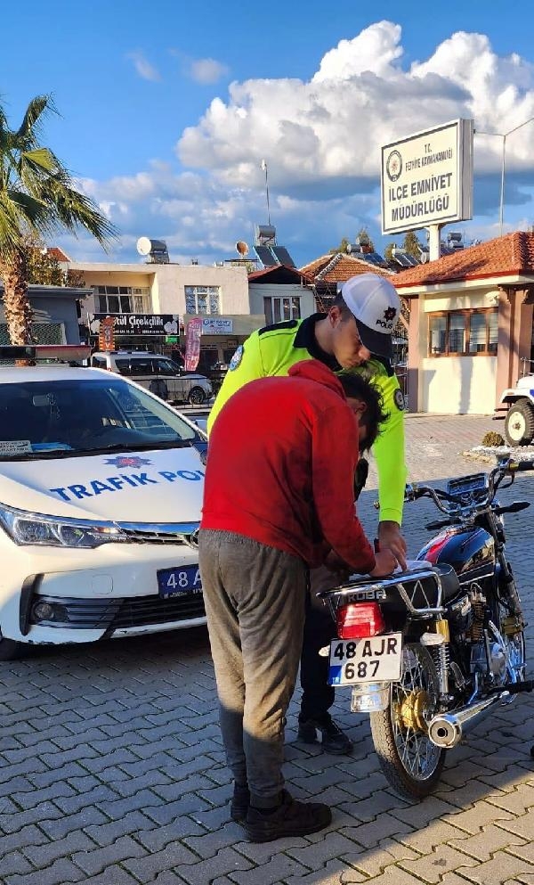 Motosikleti yatarak kullanan kasksız sürücüye 5 bin 451 lira ceza