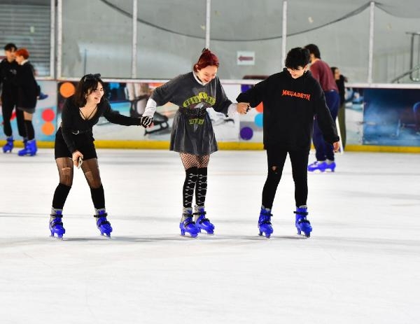 Okullar tatile girdi, İzmir'de buz sporları salonu dolup taştı