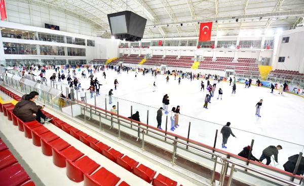 Okullar tatile girdi, İzmir'de buz sporları salonu dolup taştı