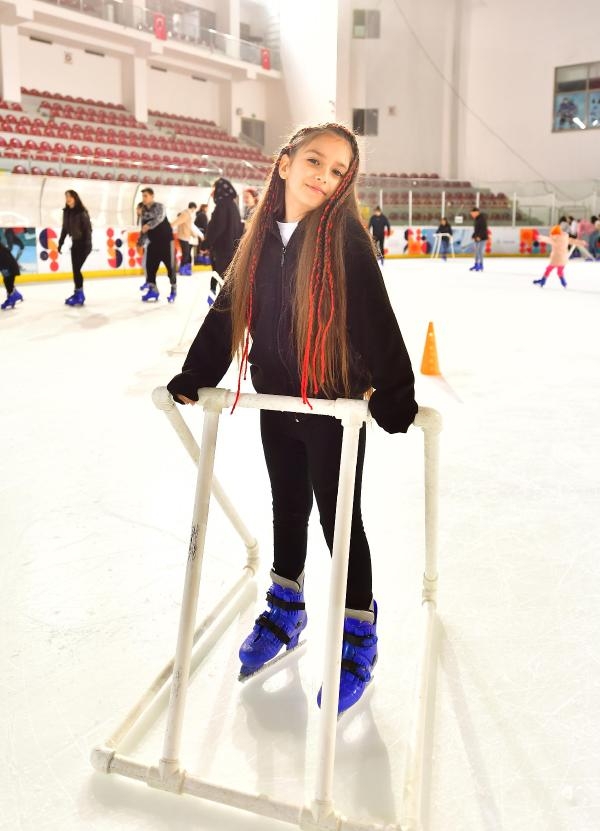 Okullar tatile girdi, İzmir'de buz sporları salonu dolup taştı
