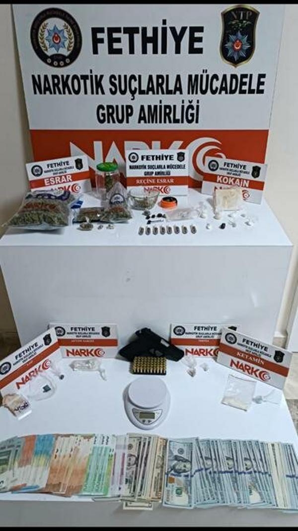 Otomobil anahtarına uyuşturucu sakladılar