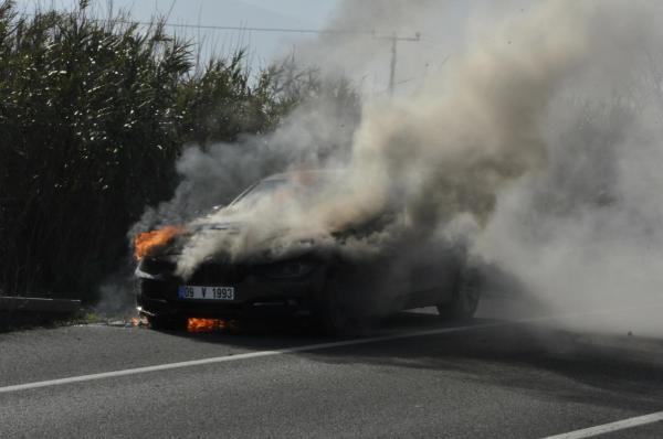 Otomobilin alev alev yandığı anlar kamerada