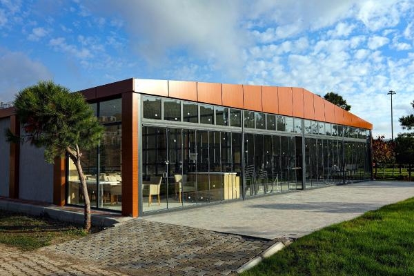 Park içine inşa edildi! Bayraklı'nın yeni sosyal tesisi açılışa hazır