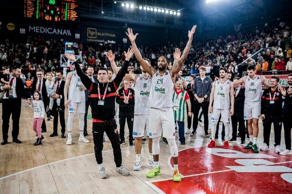 Pınar Karşıyaka evinde doludizgin