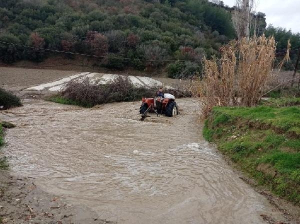 Taşan derede traktörle geçerken mahsur kaldı