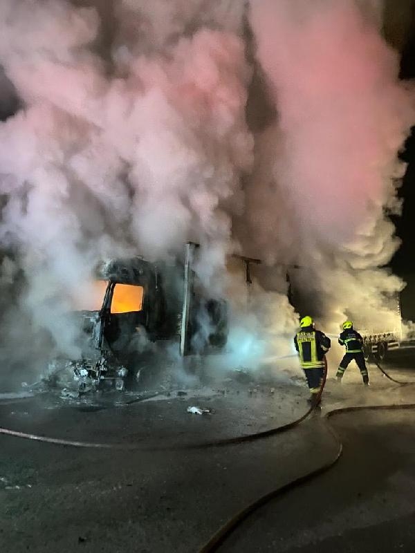 TIR, kargolarla alev alev yandı