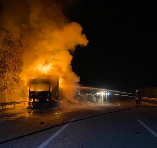 TIR, kargolarla alev alev yandı
