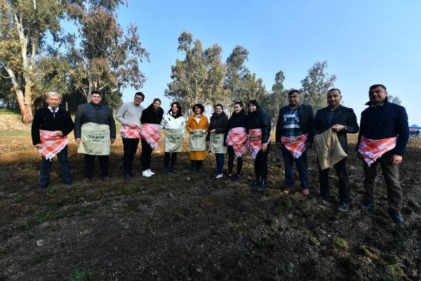 Yaşar Üniversitesi öğrencileri karakılçık ekimi yaptı