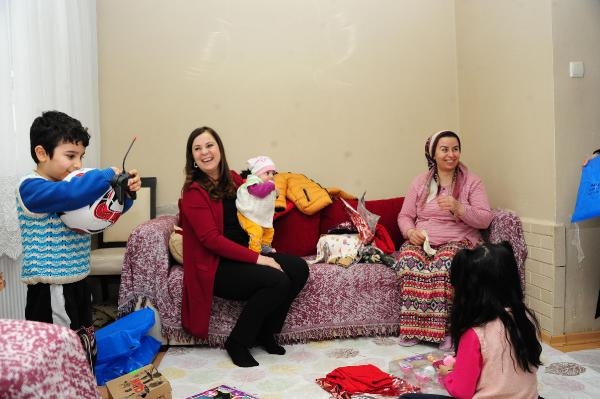 Yeni başkan, eski başkan olan eşiyle bir gecede 14 ev ziyaret etti