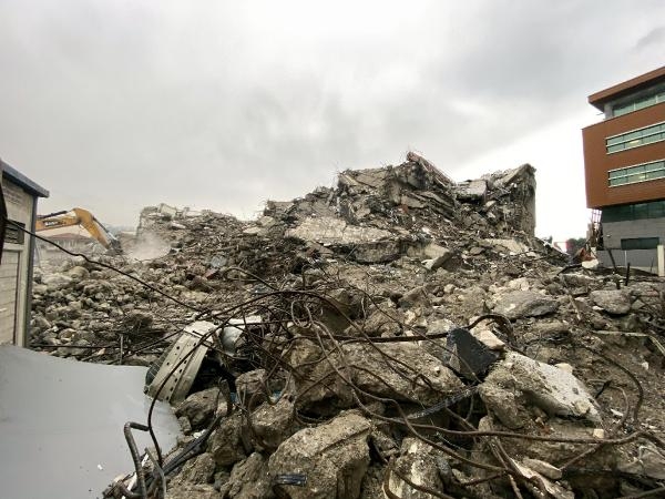 Yıkılan eski emniyet binasının altında kalmaktan böyle kurtuldu