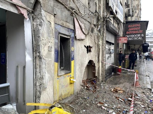 Yıkılan eski emniyet binasının altında kalmaktan böyle kurtuldu