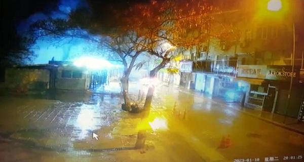Yıkılan eski emniyet binasının altında kalmaktan böyle kurtuldu