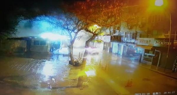 Yıkılan eski emniyet binasının altında kalmaktan böyle kurtuldu