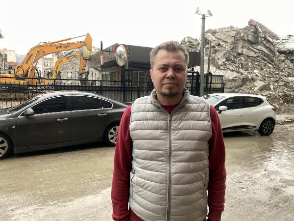 Yıkılan eski emniyet binasının altında kalmaktan böyle kurtuldu