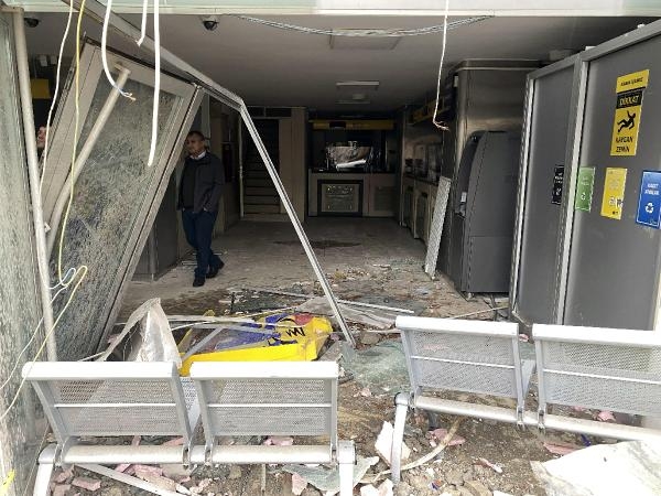Yıkılan eski emniyet binasının altında kalmaktan böyle kurtuldu