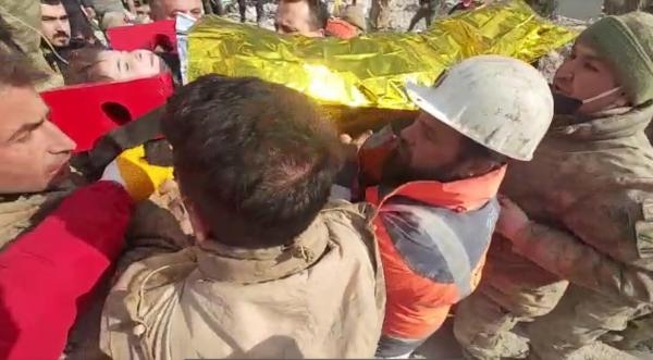132'nci saatte gelen mucize! Baba-kız kurtarıldı
