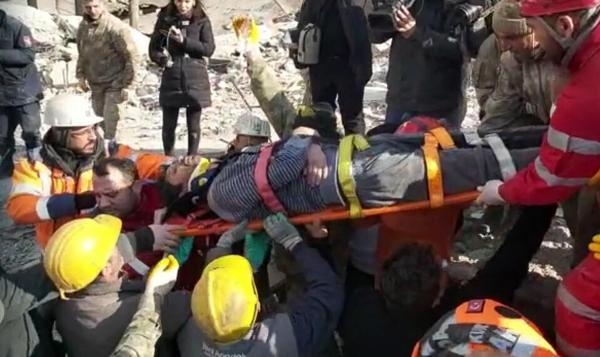 132'nci saatte gelen mucize! Baba-kız kurtarıldı