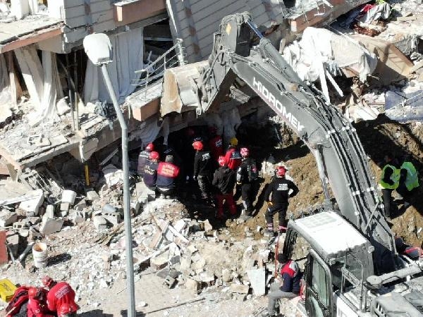 83'üncü saatte hayata gülümsedi!