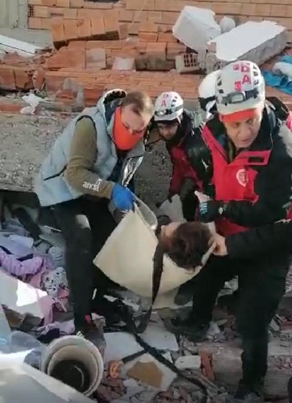 Adıyaman'da 56'ncı saatte 1'i çocuk 2 kişi kurtarıldı