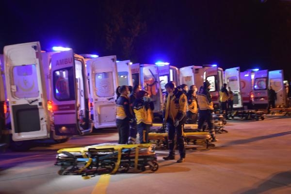 Adıyaman'dan alınan yaralı 46 depremzede İzmir'e getirildi