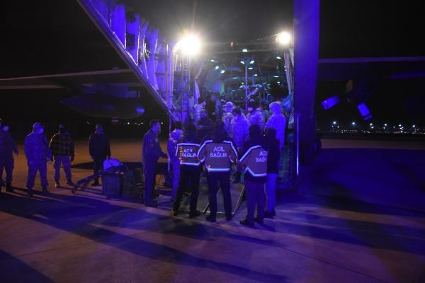 Adıyaman'dan alınan yaralı 46 depremzede İzmir'e getirildi