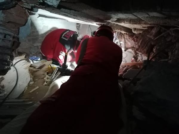 AKUT Kuşadası, 19 saat sonra Alperen'i kurtardı 