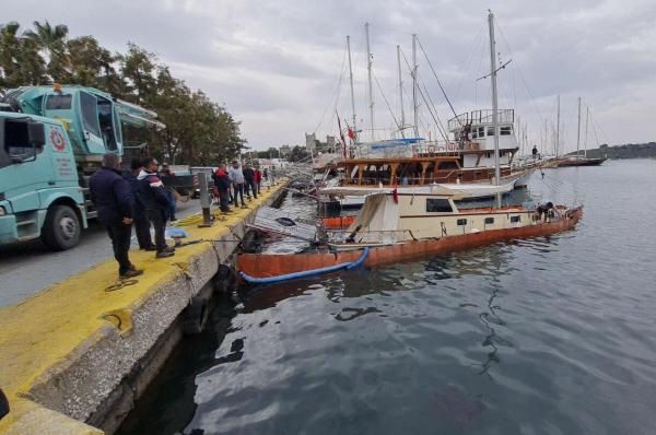 Bodrum'da su alan tur teknesi böyle battı