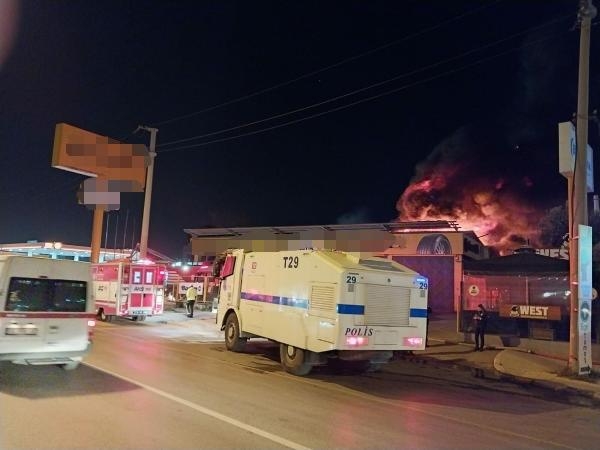 Bornova'daki bir lastik bayisinde yangın