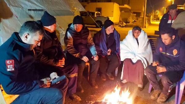 Depremde ablasını kaybeden itfaiyeci Harun, yeniden görevde
