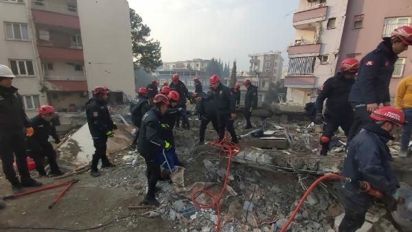 Depremde ablasını kaybeden itfaiyeci Harun, yeniden görevde