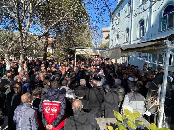 Depremde ölen Damla öğretmen ve 2 çocuğu toprağa verildi