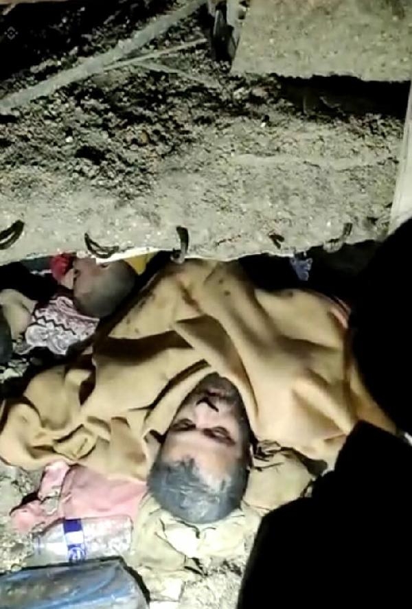 Enkaz altında kalan 'Umut' ile amcası kurtarıldı