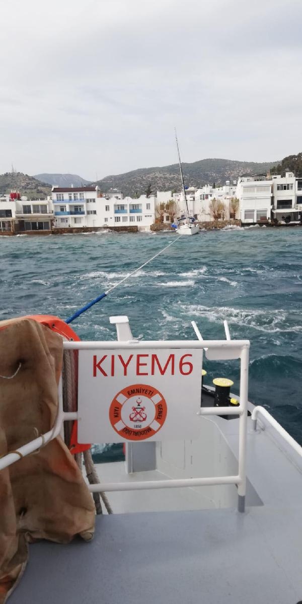 Fırtınada sürüklenen tekneyi kurtardılar