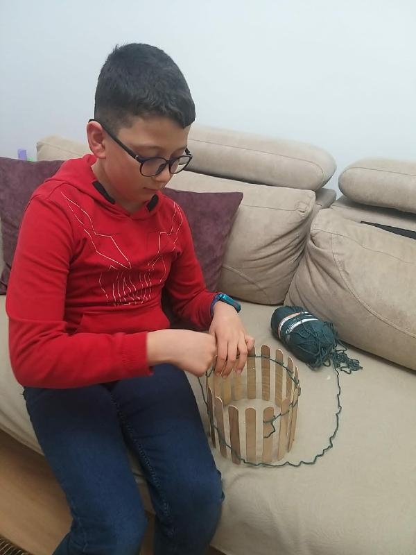 Gaziemirli ilkokul öğrencileri elleriyle oyuncak, atkı hazırladı