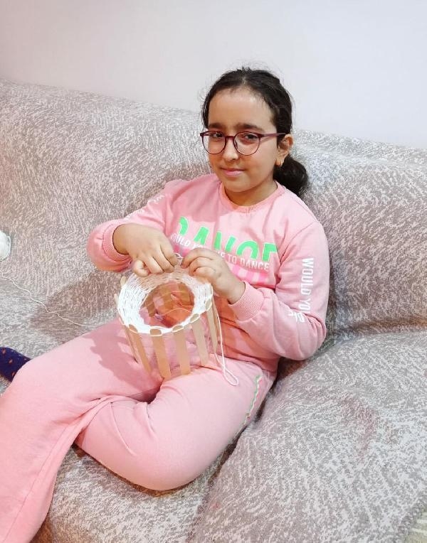 Gaziemirli ilkokul öğrencileri elleriyle oyuncak, atkı hazırladı