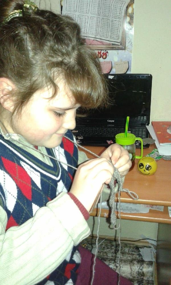 Gaziemirli ilkokul öğrencileri elleriyle oyuncak, atkı hazırladı