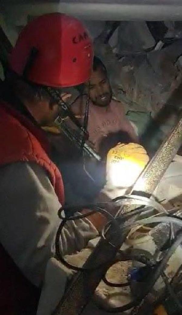 Hatay'da 2 komşu, 45'inci saatte kurtarıldı