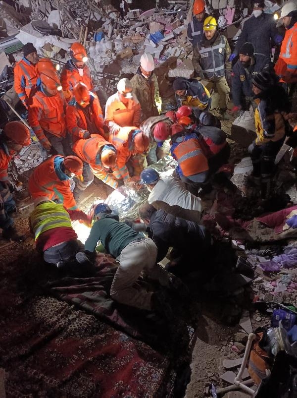 Hatay'da enkaz altındaki kadın, 142 saat sonra kurtarıldı