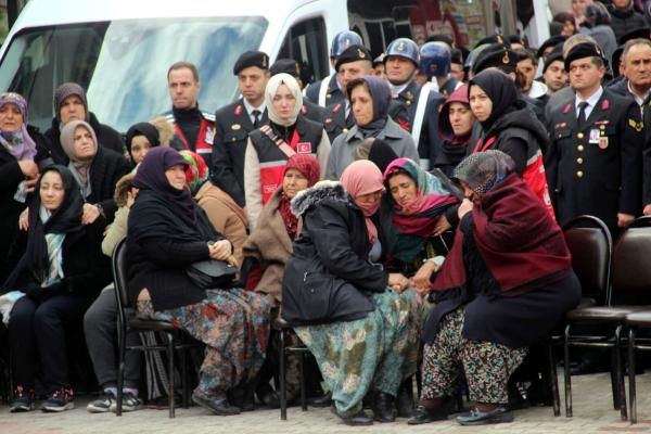 Hatay'da enkazda kalan astsubay ve ailesi, Çanakkale'de toprağa verildi