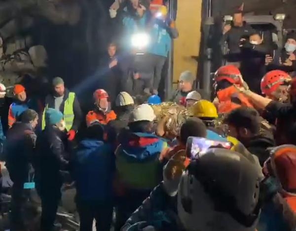 İzmir Büyükşehir itfaiyesi, depremden 160 saat sonra kurtardı