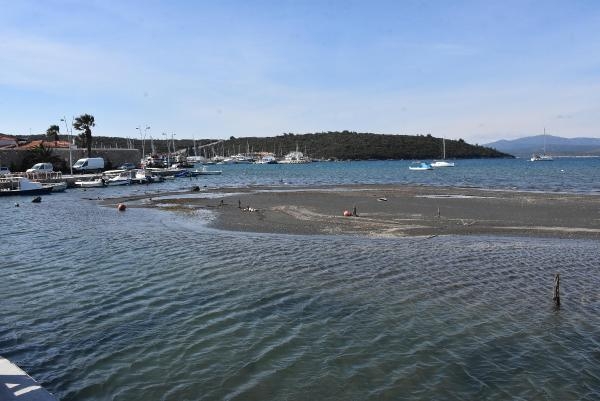İzmir Seferihisar'da deniz çekilmesi lodos yüzünden