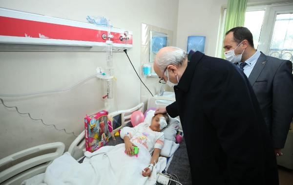 İzmir Valisi , İzmir'e getirilen depremzedeleri hastanede ziyaret etti