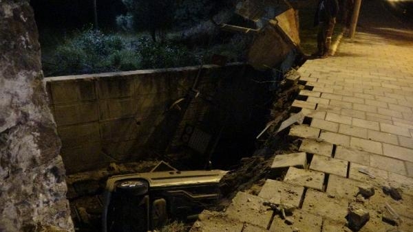 İzmir'de hafif ticari araç dereye uçtu: 2 yaralı