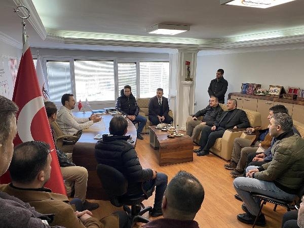 İzmir'de iki il başkanından tedavi altına alınan depremzedelere ziyaret