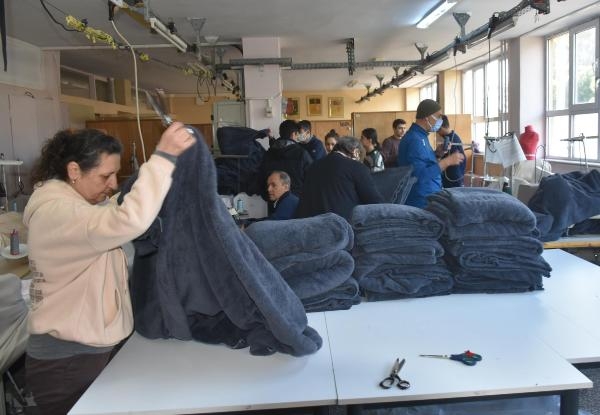 İzmir'de üretilen battaniyeler depremzedeleri ısıtacak
